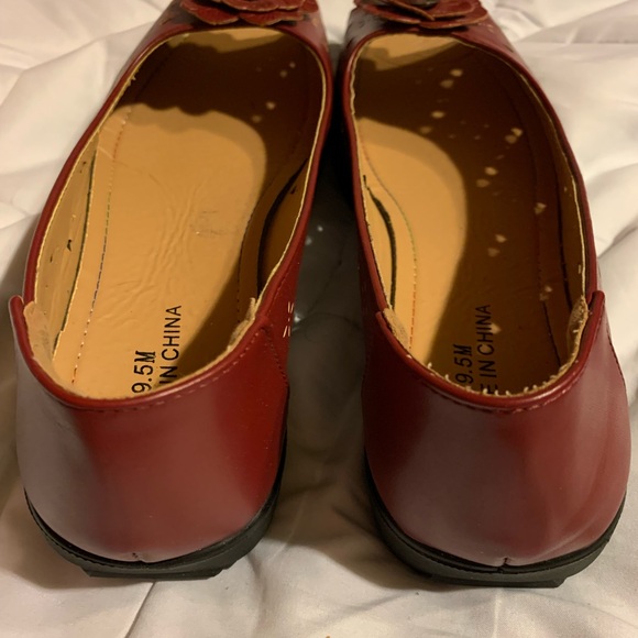 Women’s open toe flat flowered shoes. Color - Red wine. Size - 9.5. - Picture 3 of 5